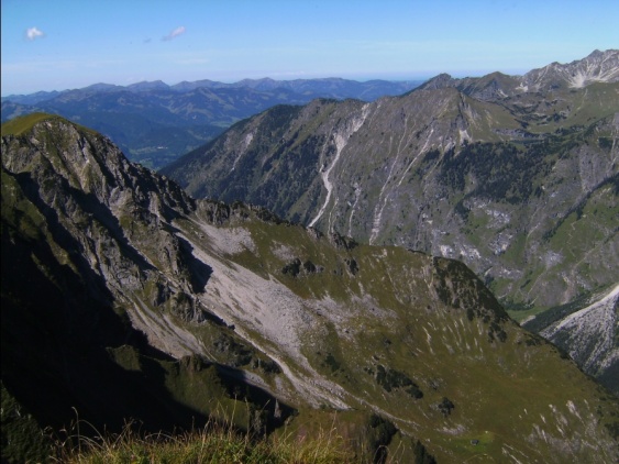 Kl Hoefats Blick zur Rauhenhalsalpe.jpg