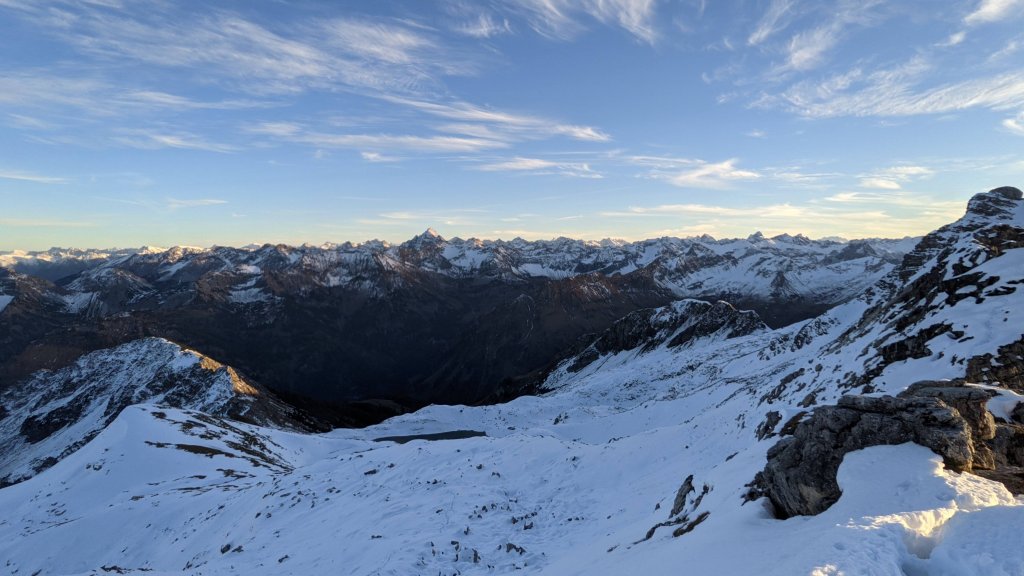 Auf dem kleinen Daumen, Blick nach Süden. In der Bildmitte der Hochvogel