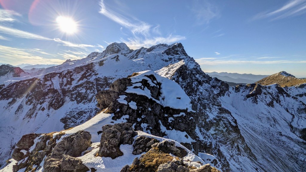 Blick vom Gipfel des Pfannenhölzer auf den Großen Daumen (links der Bildmitte hinten) und Kleinen Daumen (rechts)