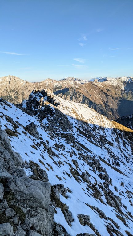 Rückblick in Richtung Spicherer Kopf. Im HIntergrund der Rauhhornzug